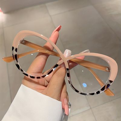 Classy Glasses, Glasses Fashion Women, Stylish Eyeglasses, Glasses Makeup, Oval Eyeglasses, Women Eyeglasses, Fashion Eye Glasses, Animal Print Fashion, Stylish Glasses