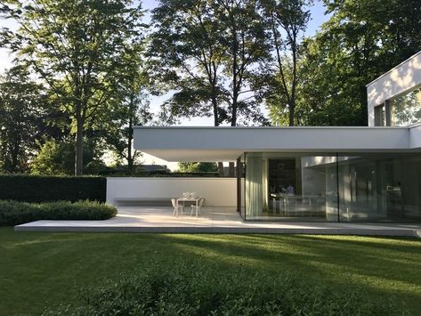 Minimal Villa Exterior, White Villa Exterior, Minimalist Villa Exterior, Minimal Villa Design, Modern White House, Modern Minimal House, Minimal Villa, Minimalist Villa, Inspiration Reference