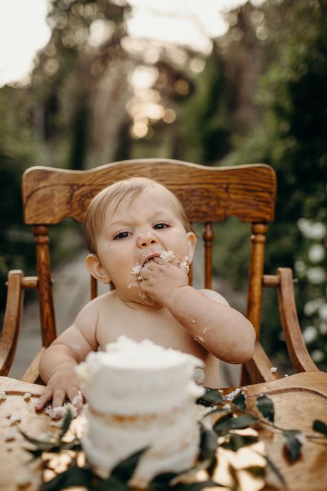 1st Birthday Cake Smash, 1st Birthday Photoshoot Inspo Cake Ideas For 1st Birthday, Baby Birthday Pictures, Ideas For 1st Birthday, Smash Cake Ideas, Creative Cake Designs, Outdoor Cake Smash, 1st Birthday Celebration, Cake Photoshoot, One Year Pictures