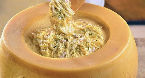 Italian Casseroles, Spaghetti Cheese, Cheese Wheel Pasta, Cheese Bowl, Pasta Restaurants, Cheese Wheel, Cooked Pasta, Pasta Food, Cheese Ball Recipes