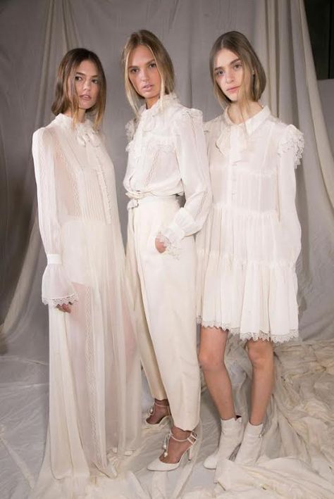 white layering and ruffles Backstage Outfit, Fashion Week Backstage, Fashion Week Outfit, Lady Like, Bohol, Runway Dresses, Mode Chic, Lorenzo Serafini, Looks Street Style