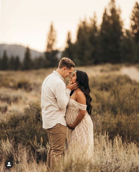 Pregnant Couple Photoshoot Outdoor, Asheville Maternity Photos, Tulle Backdrop Photoshoot, Boho Field Maternity Shoot, Bump Pics With Husband, Maternity Pictures Poses Couple, Maternity Photo Family Outfits, Outdoor Couples Maternity Photos, Maternity Photography Forrest