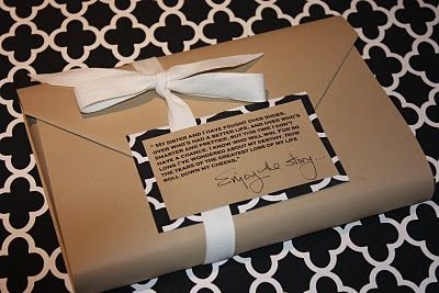 Genius book gift wrapping idea: paste the opening paragraph of the book onto the front of the gift wrap! Creative Wrapping, Book Wrap, Brown Paper Packages, Creative Gift Wrapping, Pretty Packaging, Wrapping Ideas, Bookish Gifts, Christmas Gift Wrapping, Christmas Wrapping