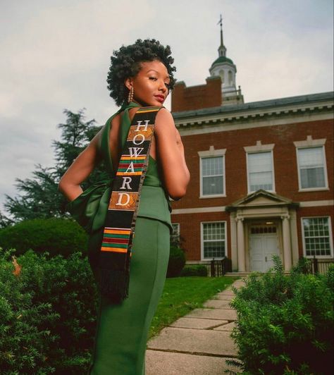 Howard Graduation Pictures, Howard University Graduation Pictures, Hbcu Photoshoot, Hbcu Graduation Pictures, Howard Aesthetic, Graduation Pictures Outfits, Graduation Shoot Ideas, Graduation Goals, Sorority Photoshoot