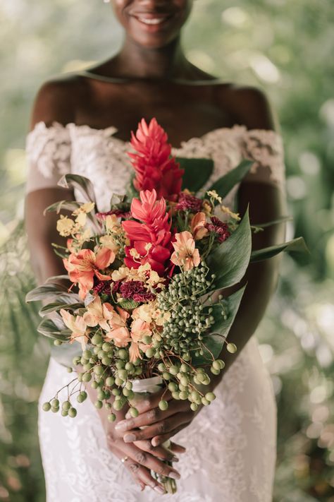 This Outdoor Wedding in São Paolo, Brazil, Featured Dozens of Tropical Floral Arrangements Wedding Brazil, Florist Tips, Brazil Wedding, Tropical Wedding Ideas, Modern Tropical Wedding, Tropical Arrangements, Sayulita Wedding, Brazilian Wedding, Tropical Bouquet