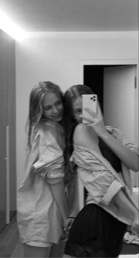 Mirror Pics Best Friends, Mirror Pose With Bestie, Mirror Poses For Best Friends, Pics With Bestie Photo Ideas, Mirror Poses With Bestie, Bff Photos Aesthetic, Best Friend Mirror Pics, Mirror Pics With Bestie, Best Friend Mirror Pictures