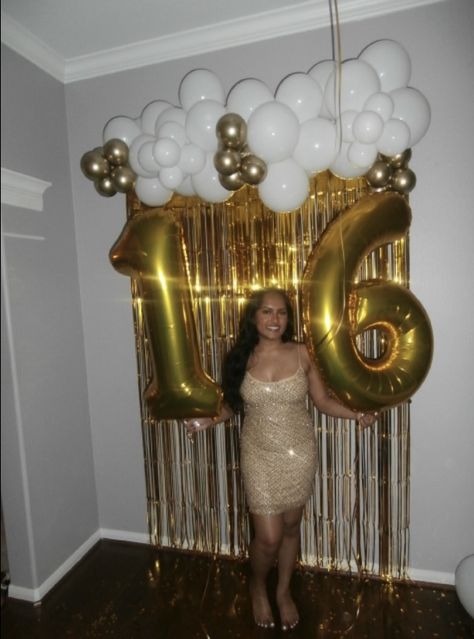 #sweet16 #gold #bdaygirl #bdayideas Sweet 16 Black And Gold Theme, Gold And White Sweet 16, Gold Sweet 16 Theme, Gold 16th Birthday Party, Sweet Sixteen Party Ideas Decoration, 16th Birthday Balloons, Gold Sweet 16, Gold Theme Party, Birthday 16