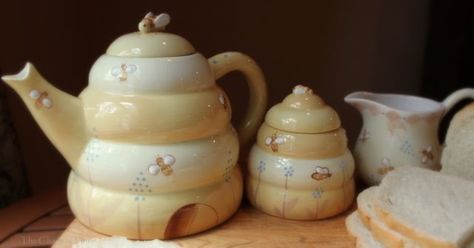 Deb Mores Pottery teapot, sugar and creamer Estilo Cottage, Cottage Aesthetic, Cottage In The Woods, Cute Kitchen, Teapots And Cups, Cottagecore Aesthetic, Ceramic Teapots, Mellow Yellow, Kitchen Stuff