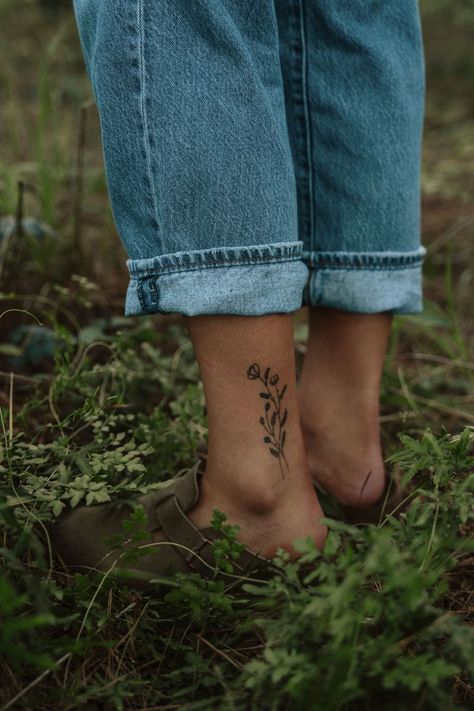 Flower Tattoo Knee Woman, Nature Tattoos Ideas, Nature Tattoo Ideas Female, Small Tattoo Women Ideas, Simplistic Nature Tattoo, Dainty Vacation Tattoos, Patchwork Tattoo Nature, Nature Inspired Tattoos Simple, Half World Tattoo