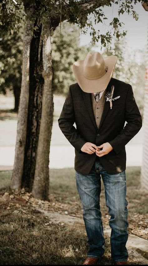 Western Groomsmen, Cowboy Wedding Attire, Groomsmen Jeans, Country Groom Attire, Groom In Jeans, Country Wedding Groomsmen, Country Wedding Attire, Cowboy Groom, Country Wedding Pictures