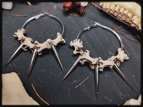 Uniquely crafted bone hoop earrings with spikes. The earrings are very light for the size! The bones and spikes provide a slight rattle sound in the ear! You can choose the creoles in 3 different diameters! Either 4cm or 5cm diameter This is handmade jewelry from real animal bones that I process into individual jewelry! Each bone is an absolutely unique piece, so slight deviations are possible! The creoles can also vary slightly in strength I would be happy to wrap your order as a gift! Please s Animal Bone Jewelry, Weird Girl, Earrings Gothic, Bone Crafts, Witch Earrings, Jewelry Gothic, Bone Earrings, Bone Jewelry, Gothic Earrings