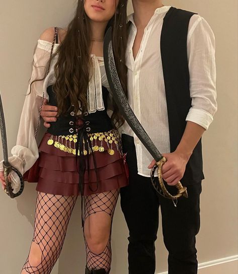 Pirate Costume Couple, Caribbean Outfits, Cute Couples Costumes, Pirate Costumes, Classy Halloween Costumes, Pirate Halloween Costumes, Hot Halloween Outfits, Pretty Halloween Costumes, Pirate Halloween