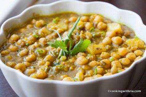 Curried Channa and Aloo (Chickpeas with Potatoes) - Cooking With Ria Channa Recipe, Trini Recipes, Cooking Garbanzo Beans, Caribbean Foods, Trinidadian Recipes, Aloo Curry, Hindu Festival Of Lights, Chickpea Curry Recipe, Trini Food