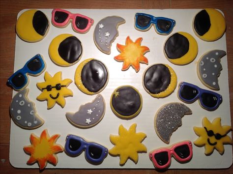 2017 Solar eclipse decorated cookies Solar Eclipse Sweets, Sun And Moon Cookies Decorated, Eclipse Cookies Royal Icing, Solar Eclipse Cookie Ideas, Eclipse Meals, Solar Eclipse Royal Icing Cookies, Eclipse Sugar Cookies, Sun And Moon Cookies, Solar Eclipse Treats