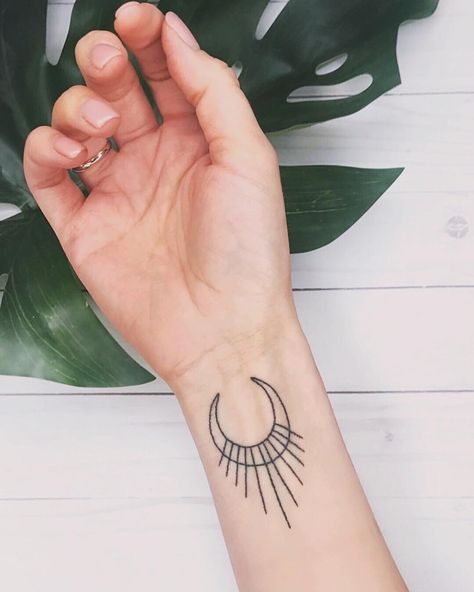 2,253 mentions J’aime, 7 commentaires - 𝓈𝓉𝑒𝓅𝒽 (@ink.dust) sur Instagram : "Rising Woman symbol for this lovely gal. Thanks for the trust and the chats! . And extra big thanks…" Woman Symbol Tattoo, Rising Woman Symbol Tattoo, Rising Woman Symbol, Arrow Tat, Symbol Tattoo Ideas, Queen Of Hearts Tattoo, Pearl Tattoo, Symbol Wallpaper, Henna Inspired Tattoos