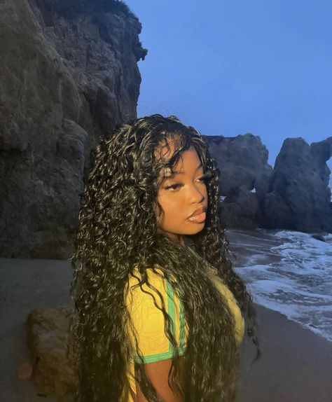 #nigerian #beach #brazil Black Guyanese Women, Brazil Black Women, Black Brazilian Woman, Nigerian Aesthetic, North African Women, Guyanese Women, Nigeria Women, Brazil Hair, Irl Pfps