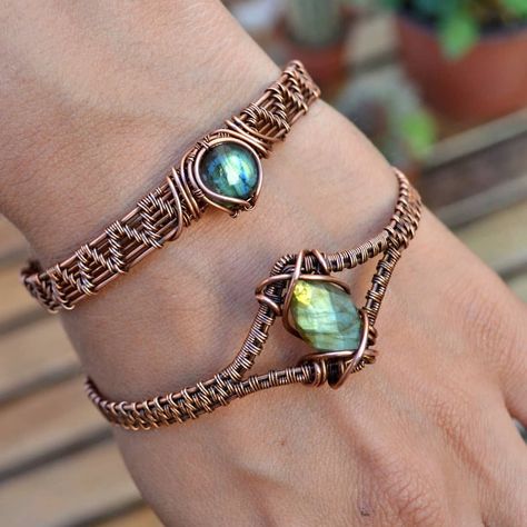 I knooow I promised you guys silver, but I was so excited when my new jewelry boxes arrived today that I couldn't wait to share these bracelets! 😄 The green Labradorite is the same one I shared a few posts back but immediately after I realized that my rectangular boxes were too narrow so I had to take the listing down. Boxes are here so it's back in shop now!👇 . 💚*Update: Sold!* Green Labradorite and copper bracelet. Covered with a lacquer, choose between size 7.5 - 8.5" . . 💙The blue ... Green Labradorite, Wire Jewelery, Wire Wrap Jewelry Designs, Wire Wrapped Jewelry Diy, Wire Jewelry Designs, Wire Wrapped Bracelet, Wire Wrapping Stones, Wire Work Jewelry, Homemade Jewelry