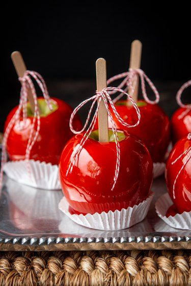 Cinnamon Apple Chips Baked, Apple Chips Recipe, Gourmet Candy Apples, Cinnamon Apple Chips, Gourmet Caramel Apples, Candy Apple Recipe, Caramel Apples Recipe, Caramel Apples Homemade, Apple Recipes Easy