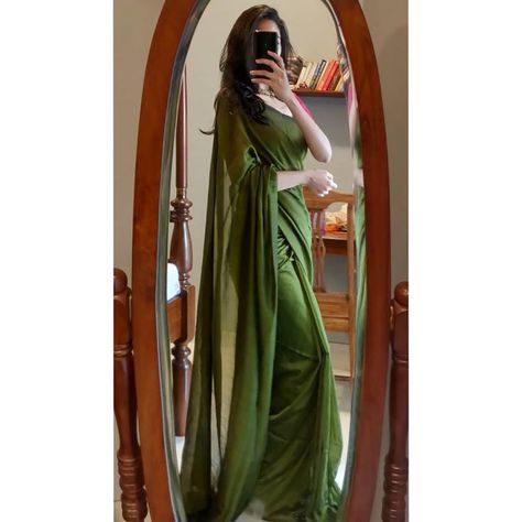 This Brand Shows How To Look Adorable In Plain Sarees! • Keep Me Stylish Deep Green Color, Saree Wearing, Sarees For Girls, Saree Wearing Styles, Simple Saree Designs, Indian Sari Dress, Stile Hijab, Sari Dress, Saree Poses