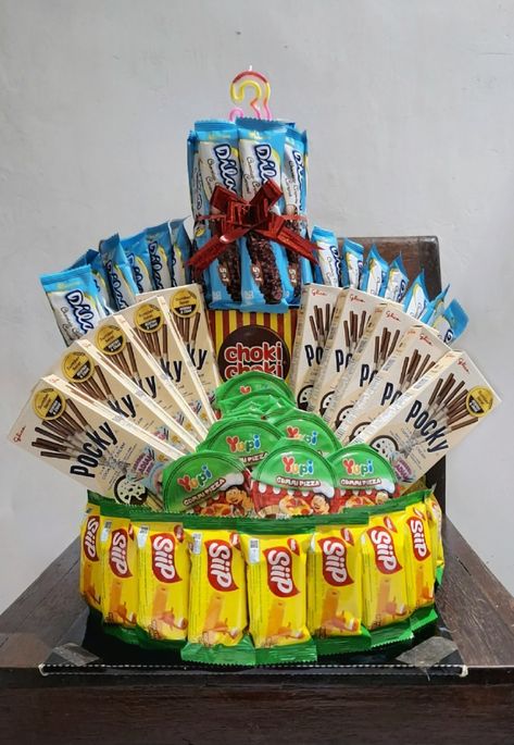 Kado Snack, Snack Cake Tower Birthday, Bucket Balon, Snack Tower, Gift Snack, Buket Snack, Cake Snack, Cake Bouquet, Diy Bouquet Wrap