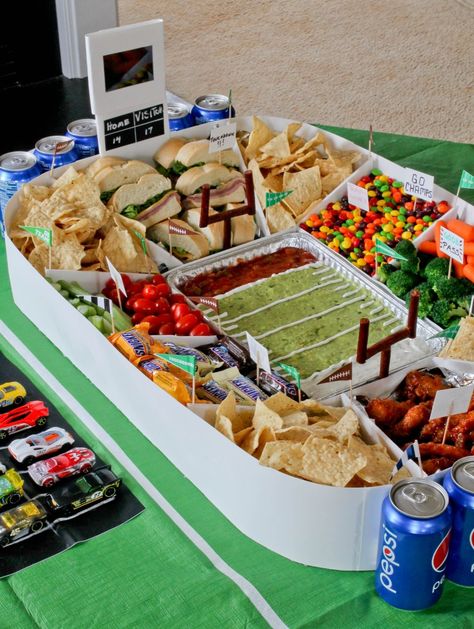 DIY SNACK STADIUM - Jehan Can Cook Diy Snack Stadium, Snack Stadium Diy, Football Party Food Appetizers, Super Bowl Snack Stadium, Super Bowl Essen, Snack Stadium, Sandwich Vegetarian, Football Party Foods, Nacho Bar