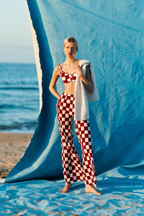 Pre Fall 2023, Capri Trousers, Emilia Wickstead, White Cotton Dress, Fall Photoshoot, Cotton Trousers, By The Beach, Model Poses, Pre Fall