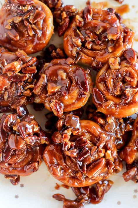 Easy 30 Minute Caramel Pecan Sticky Buns ~ Tender and gooey melt-in-your-mouth sticky buns topped with caramel sauce and chopped pecans. This easy recipe uses canned crescent roll dough and prepared caramel sauce! Yummy Pastries, Caramel Pecan Sticky Buns, Easy Sticky Buns, Caramel Sticky Buns, Sticky Buns Recipes, Caramel Rolls, Pecan Sticky Buns, Baked Sweets, Easy Caramel