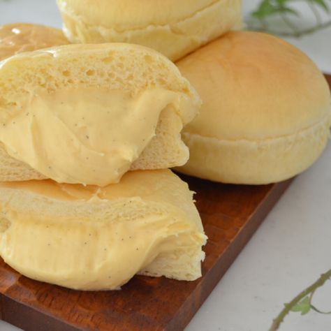 Japanese Custard Bun, Bread Deserts, Beautiful Bun Hairstyles, Japanese Custard, Asian Bread, Cream Pan, Custard Bread, Custard Buns, Cream Bun