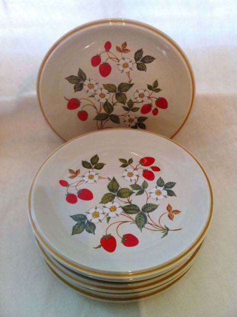 Strawberries N Cream, Strawberry Cottage, Strawberry Stuff, Strawberry Things, Strawberry Kitchen, Dinner Ware, Household Objects, Gold Dinnerware, Strawberry Decorations