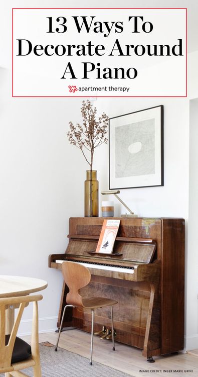 13 Ways to Decorate Around a Piano. It's a unique problem, but no less worthy of attention than how to dress a gallery wall or what to do when your kitchen's too small. The presence of a piano in the room can be seriously demanding on decor. Here are more than a dozen rooms who've mastered it. Piano Sitting Area, Piano Behind Sofa, Decorate Around A Piano, Piano Apartment, Piano Decorating Ideas, Small Piano Room, Upright Piano Decor, Piano Styling, Piano Room Decor