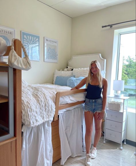 Small Room Ideas Beachy, Cute Dorm Accessories, Simple College Dorm Room Ideas, Form Room Ideas, Costal Cowgirl Dorm, Cofc Dorm, Uconn Dorm, Dorm Rooms Aesthetic, Bama Dorm