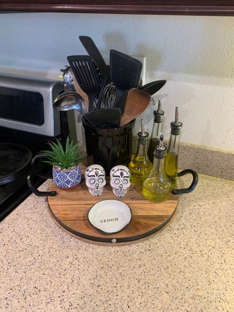 Organized kitchen with a tray for oil and utensils Kitchen Oil Organization, Oil Tray Kitchen Organization, Kitchen Oil Tray Ideas, Kitchen Oil Tray, Kitchen Counter Oil Tray, Sala Farmhouse, Kitchen Tray Decor, Island With Stove, Kitchen Countertop Decor