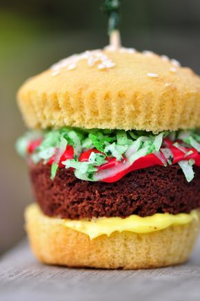 Hamburger Cupcakes!! I Really Can't Get Over How Cute And So Easy To Make These Things Are! Hamburger Cupcakes, Hamburger Cake, Fathers Day Cake, Savory Cakes, Good Eat, Cute Cupcakes, Food Blogs, Yummy Cupcakes, Cute Desserts