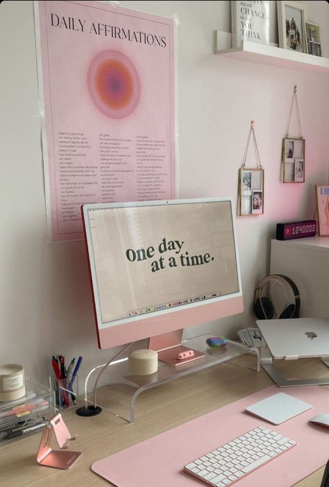 Baddie Desk Ideas, Fernanda Ramirez Apartment, Pink Workspace, Pink Desk Setup, Coquette Desk, Προϊόντα Apple, Dream Desk, Study Desk Decor, Aesthetic Desk