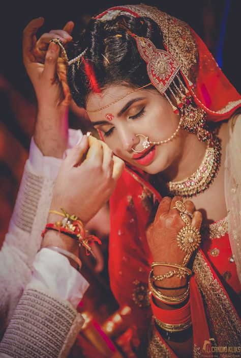 Sindoor Moment, Dulhan Pose, Wedding Dulhan, Saraswati Picture, Haldi Photoshoot, South Wedding, Bridal Trousseau, Bride Head, Indian Bride Makeup