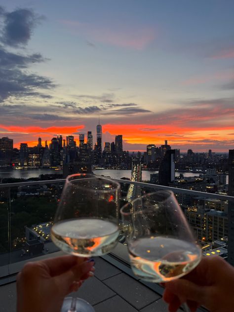 sunset, manhattan, brooklyn bridge, wine, inspo, relationship goals Restaurant Ambience, Sunset In Nyc, Urban Core, Dinner With A View, Dream Dates, Vision Book, Wine Night, Skyline View, Sky View