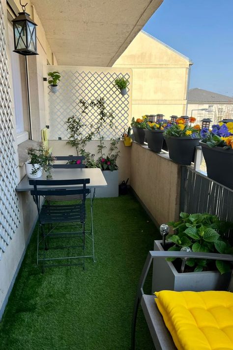 awsome and simple patio decor ideas for your apartment balcony. #apartmentdecor #patiodecor #patiodesign #balconyideas #balconydecor #balconydesign Apartment Porch Decorating, Apartment Backyard, Patio Balcony Ideas, Balcony Ideas Apartment Simple, Apartment Porch, College Living Rooms, Apartment Patio Furniture, Apartment Simple, Rental Ideas