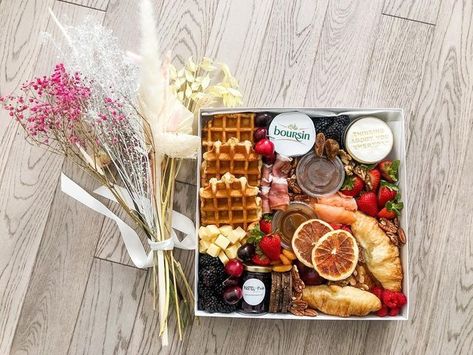 Brunch Box Ideas, Brunch Box Breakfast, Ide Hampers, Graze Boxes, Breakfast Basket, Graze Box, Christmas Treats Boxes, Birthday Breakfast, Coffee Menu