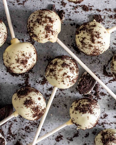 These bite-size 3-ingredient No Bake Oreo Cake Pops are a totally yummy guilty pleasure, make with oreo cookies, cream cheese and chocolate. #oreocakepops #nobake #oreocakepops #recipe Best Oreo Cake, Oreo Cake Pops Recipe, No Bake Oreo Cake, Oreo Cake Balls, Cookies Cream Cheese, Starbucks Cake Pops, No Bake Cake Pops, Oreo Cookie Cake, Oreo Cake Pops