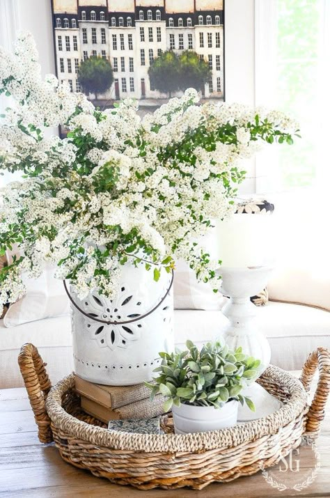 PERFECT SUMMER VIGNETTE- And how to create one that will work all summer long Koti Diy, Tafel Decor, Decor Eclectic, Farmhouse Home Decor, Farmhouse Decoration, Summer Home Decor, Country Style Homes, Decor Guide, Cool Ideas