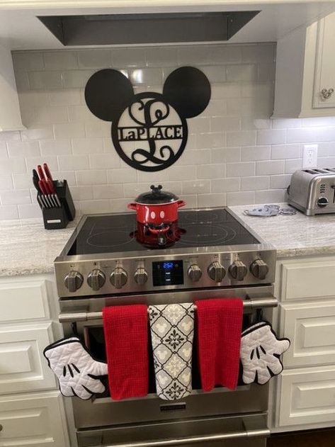 Disney Inspired Kitchen, Mickey Mouse Kitchen Ideas, Disney Themed Kitchen, Mickey Mouse Living Room, Adult Disney Room Decor, Disney Kitchen Ideas, Mickey Kitchen Decor, Mickey And Minnie Kitchen, Cozinha Do Mickey Mouse