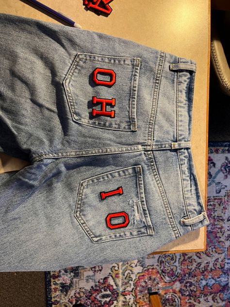 Osu College Aesthetic, Painted Jeans College, College Football Girlfriend Outfits, Diy Gameday Outfit, Diy College Shirts, Diy Game Day Outfit, Game Day Fits College, Diy Game Day Shirt College, Uw Madison Game Day Outfits