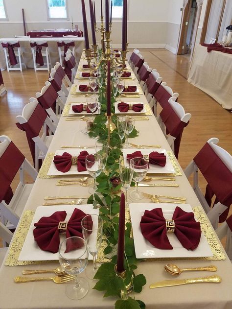 Burgundy, beige and gold table setup Christmas Wedding Centerpieces, Gold And Burgundy Wedding, Gold Table Setting, Gold Wedding Reception, Maroon Wedding, Gold Wedding Theme, Beige Wedding, Gold Wedding Decorations, Long Table