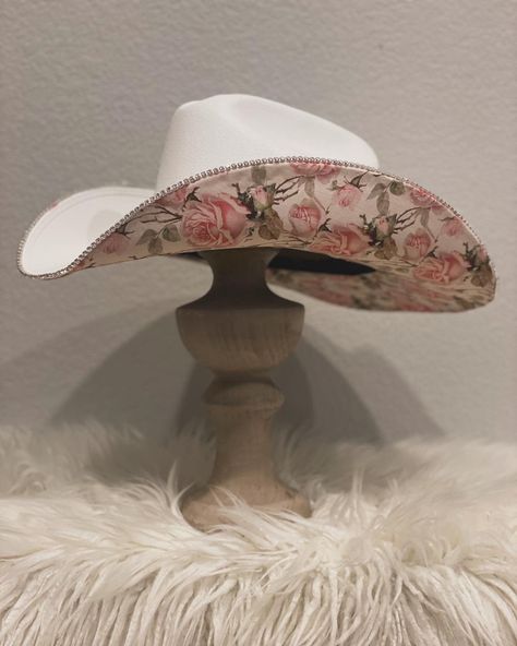 Hand made floral cow boy hat. *There are NO returns or exchanges* These items are custom made to order to the customers liking. We will be in contact throughout the process of making item. Cowboy Hat Womens, Floral Cowboy Hat, Cowboy Hat Customized, Custom Cowboy Hat Ideas, Diy Cowboy Hat Decoration, Cowgirl Hat Decorating Ideas, Custom Hats For Women, Cowboy Hat Decorations Ideas, Cow Girl Hats