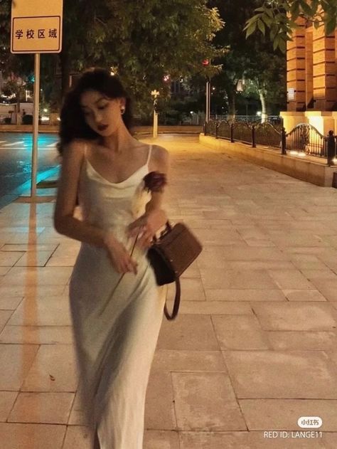 Vivian Lau, King Of Wrath, Rich Girl Aesthetic, Image Swag, Dark Feminine Aesthetic, Prom Dress Inspiration, Classy Aesthetic, Feminine Aesthetic, Jolie Photo