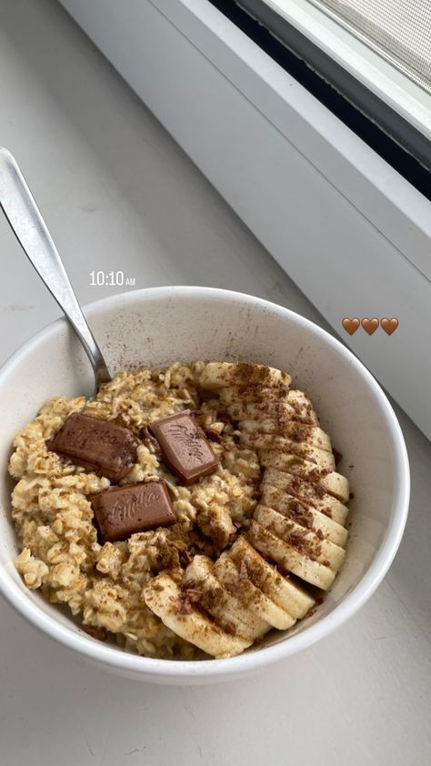 Oatmeal Toppings Ideas, Banana Chocolate Oatmeal, Oatmeal Aesthetic, Cute Oatmeal, Oatmeal With Banana, Oatmeal Ideas, Oatmeal Bowl, Plats Healthy, Banana Slices