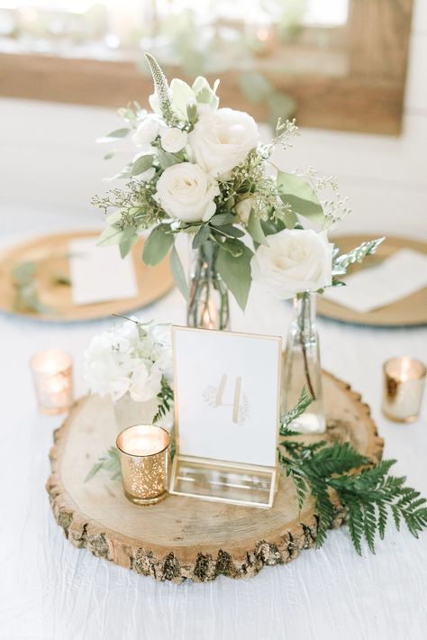 Wood Slice Centerpieces, Centerpieces Rustic, Round Wedding Tables, Simple Wedding Centerpieces, Rustic Wedding Centerpieces, Future Wedding Plans, Wedding Table Decorations, Cute Wedding Ideas, Wedding Table Centerpieces