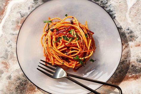 Spaghetti all’Assassina Crunchy Pasta, Italian Entrees, Pasta Meals, Instagram Recipes, Spaghetti Recipe, Savory Food, Cooking Dishes, Ethnic Food, Spaghetti Noodles