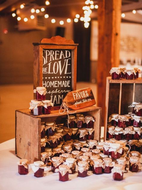 Jam Wedding Favors, Jam Favors, Summer Wedding Favors, Wedding Favour Jars, Romantic Theme Wedding, Creative Wedding Favors, Wedding Favors And Gifts, Wedding Favors Fall, Mini Jars