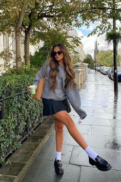 Loafers For Women Outfit, Photographie New York, Estilo Preppy Chic, Stile Blair Waldorf, 00s Mode, Adrette Outfits, Loafers Outfit, Fest Outfits, Stylish Fall Outfits